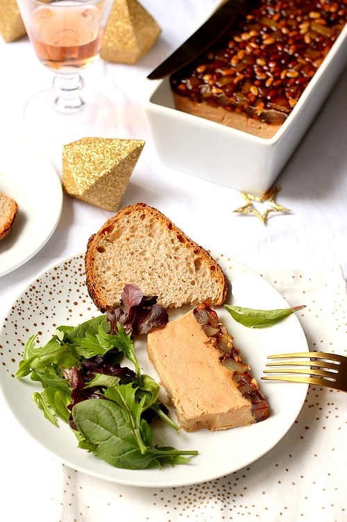 Terrine foie gras de canard, miel, poires et pignons de pin