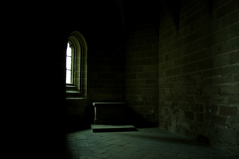 Ambiance mystérieuse de l'abbaye du Mont Saint-Michel