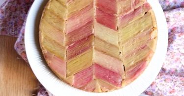 Gâteau renversé à la rhubarbe