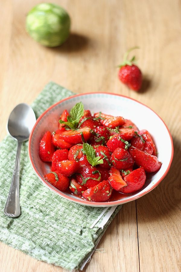 Salade de fraises au basilic et à la menthe