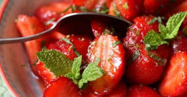 Recette de salade de fraises à la menthe et basilic