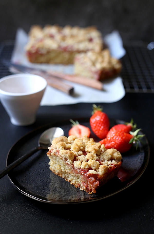 Gâteau crumble aux fraises et rhubarbe