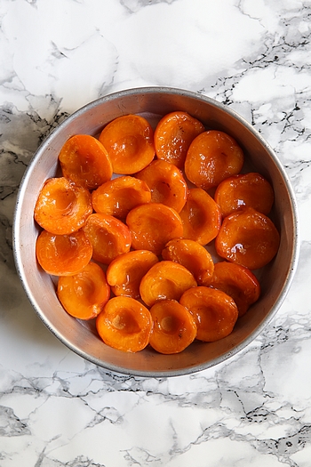 Abricot dans le plat à tatin