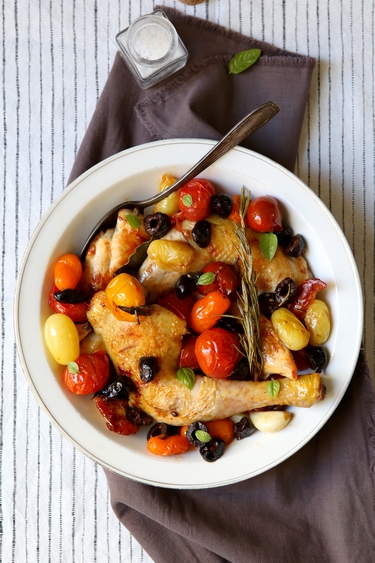 Cuisse de poulet aux tomates et olives