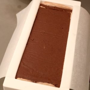 Bûche au chocolat avec feuillantine