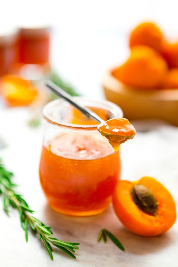 Comment faire de la confiture d'abricot au romarin ?