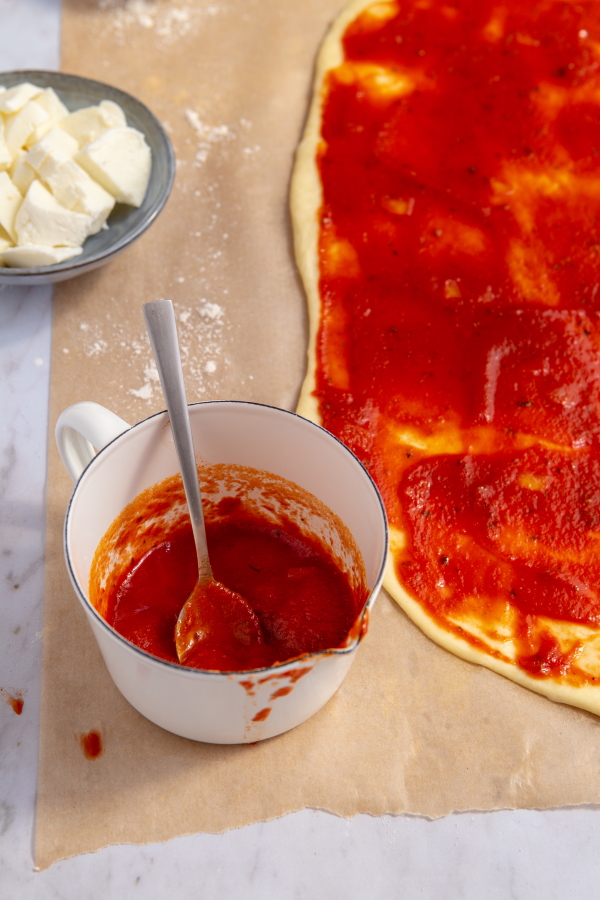 Comment faire une pâte à pizza épaisse et moelleuse ?