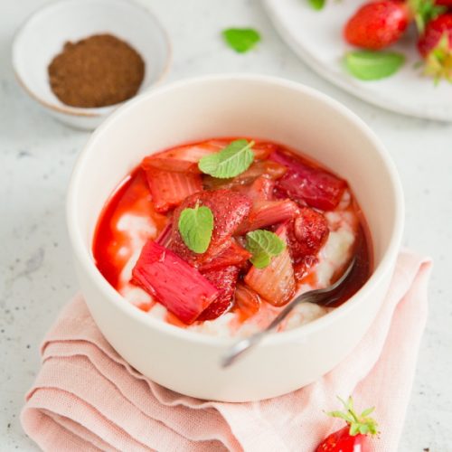 Recette de rhubarbe et fraises rôties au four