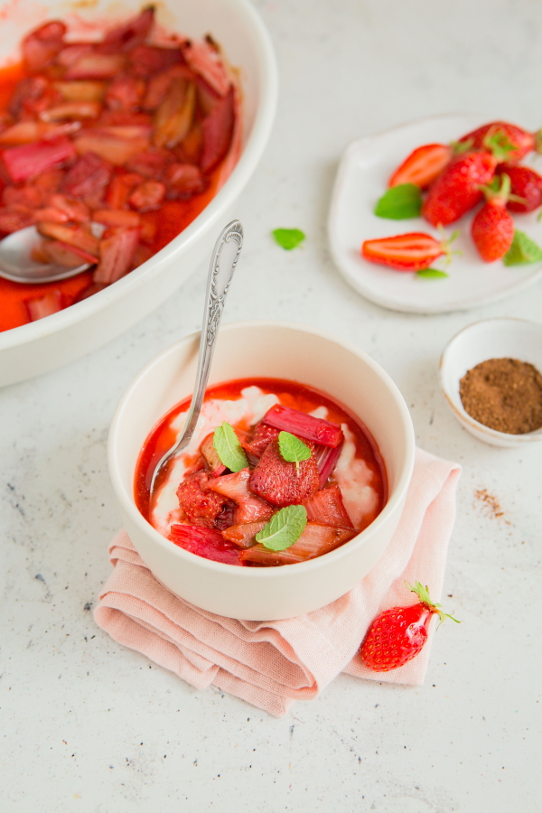 Tiges de rhubarbe rôties aux fraises et sumac