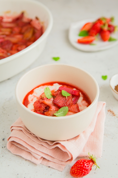 Rhubarbe et fraises rôties au four