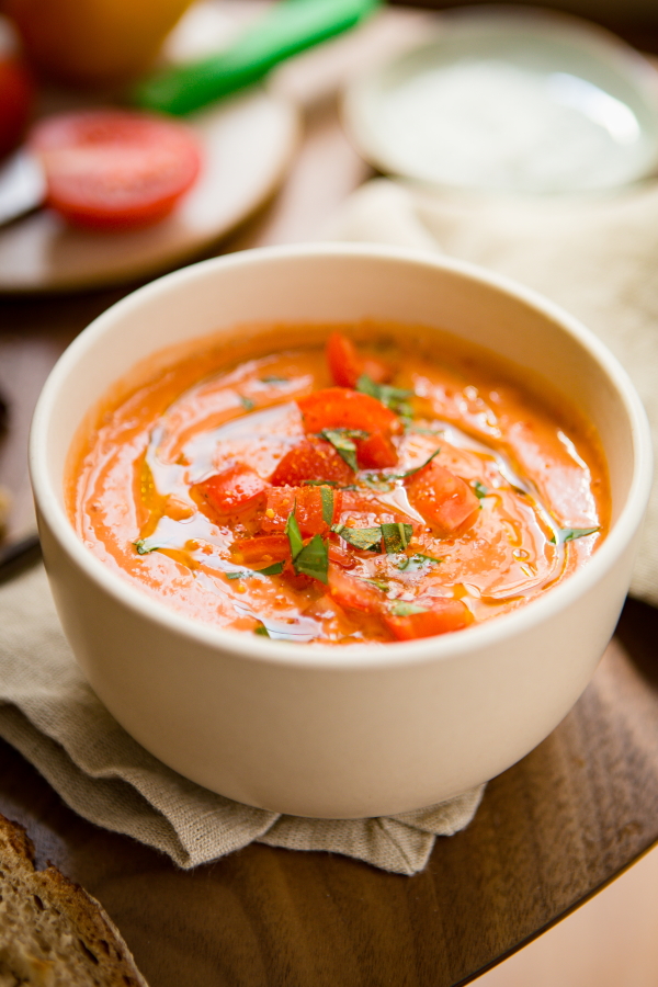 Bol de gaspacho ou soupe froide à la tomate