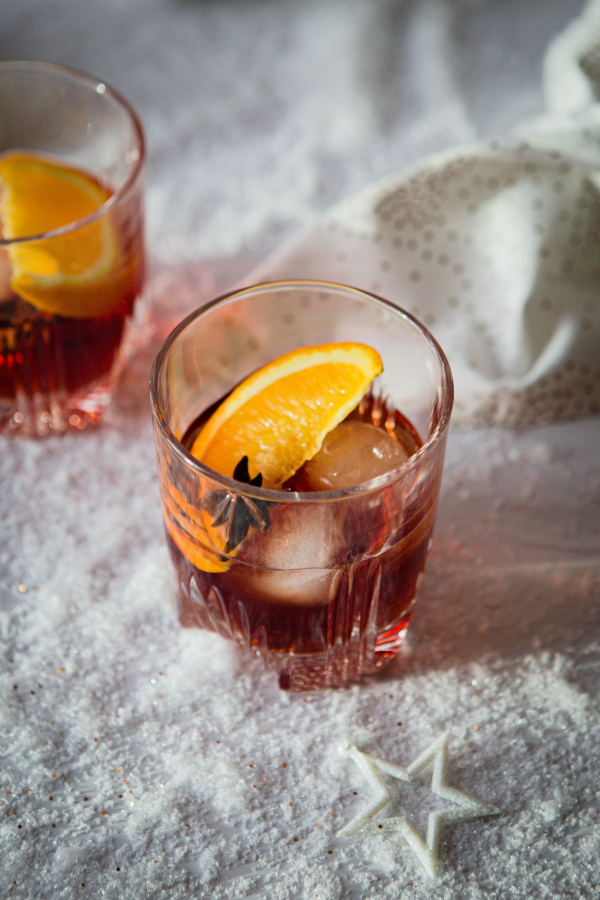 Cocktail au gin, vermouth, orange et épices