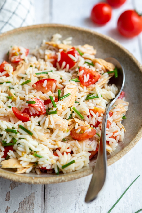 La salade de riz au thon et tomates