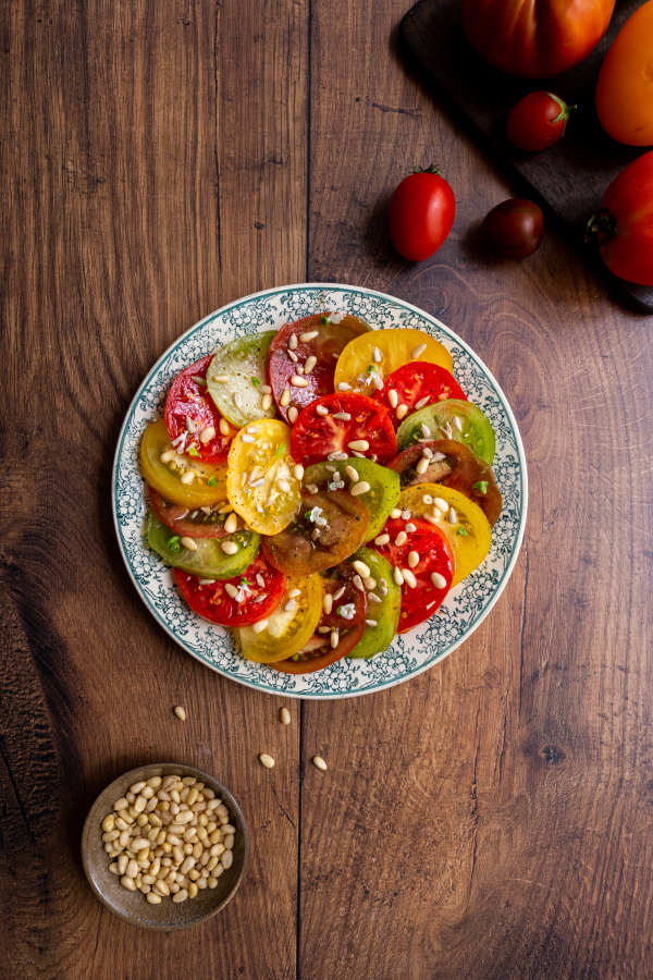 La délicieuse salade de tomates et pignons de pin