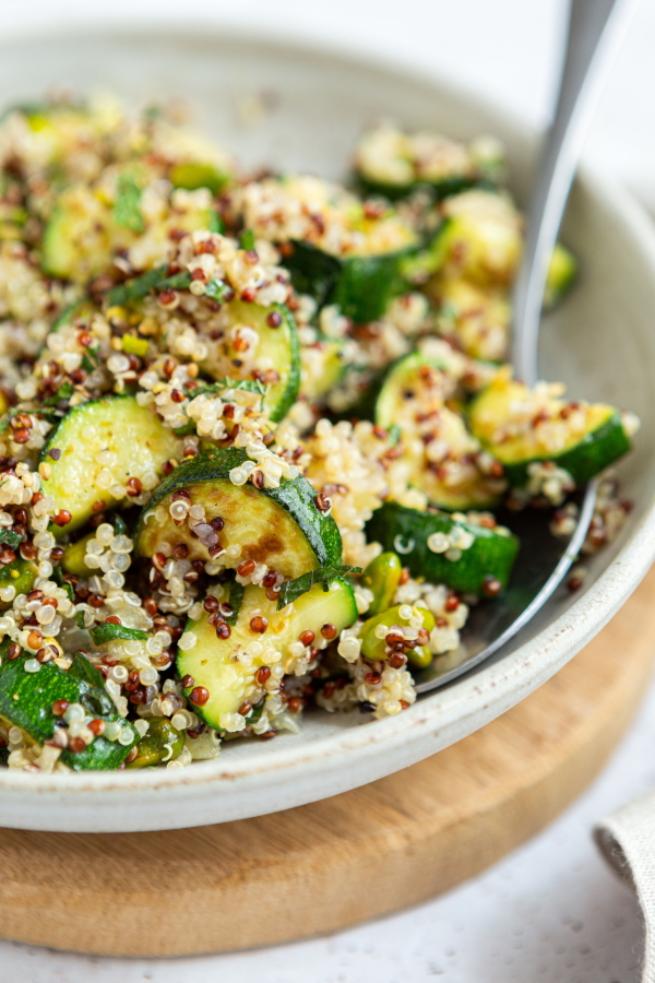 Recette de salade de quinoa aux courgettes