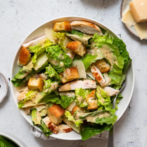 Quels sont les ingrédients pour faire une salade césar au poulet ?