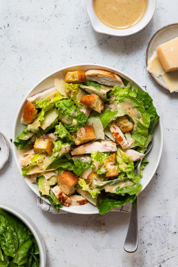 Quels sont les ingrédients pour faire une salade césar au poulet ?
