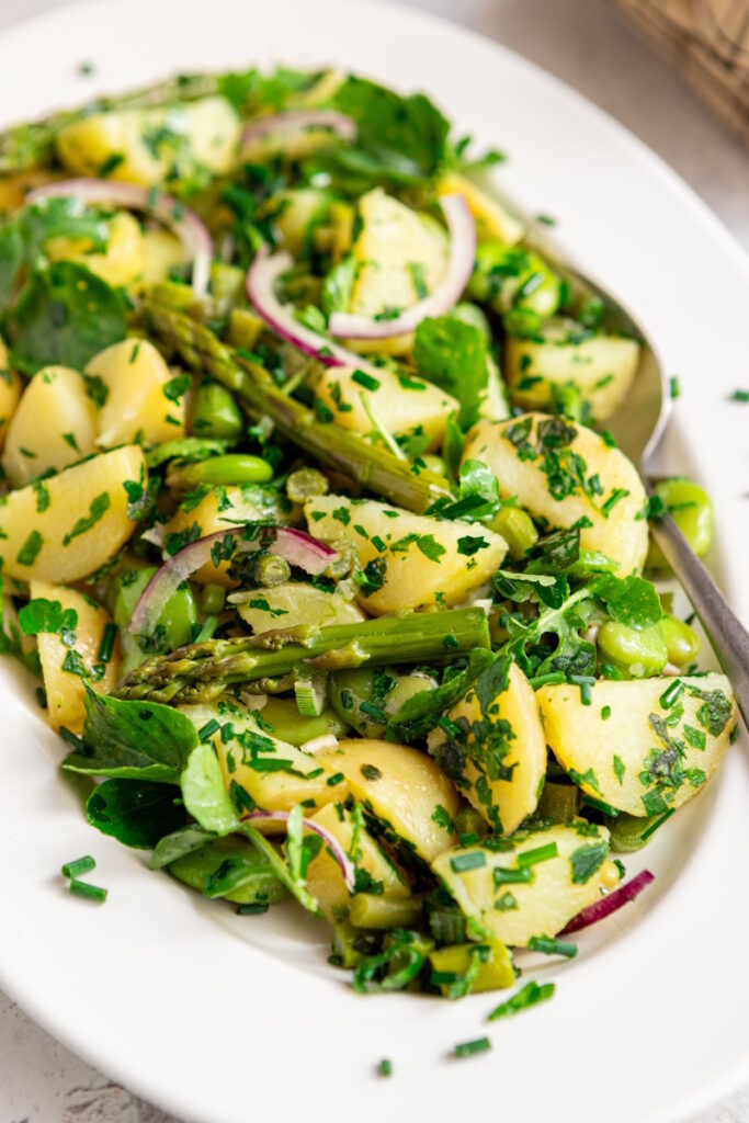 Une salade composée de pommes de terre, asperges vertes, fèves et haricots verts